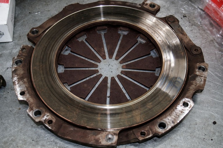 Изношенная корзина сцепления с лепестками диафрагменной пружины